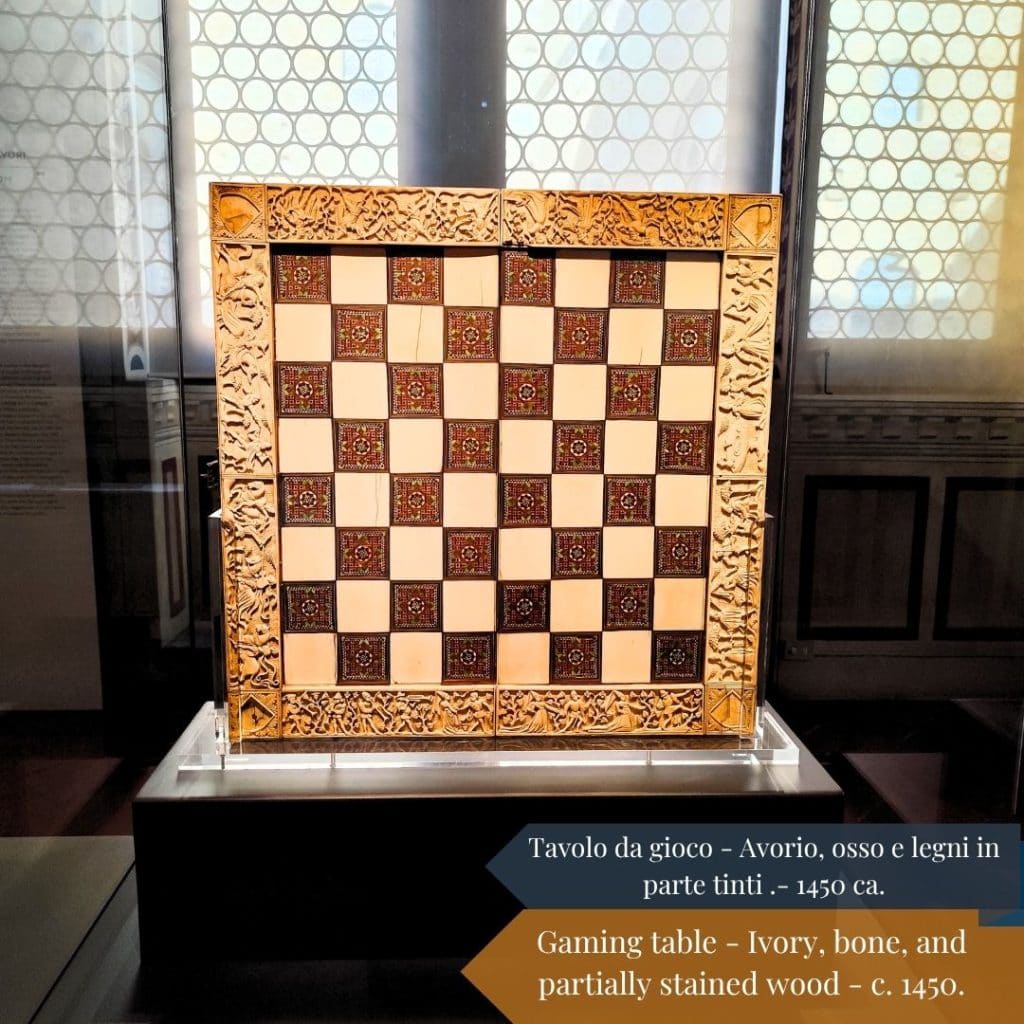 Rivestimento da gioco in avorio, osso e legni parzialmente tinti, epoca circa 1450.