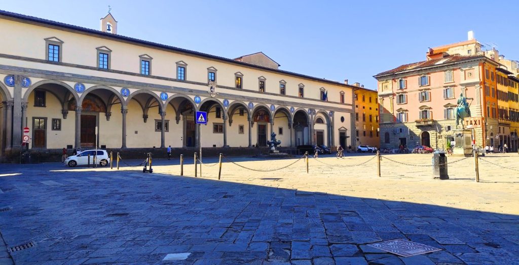 L’anima segreta di Piazza Santissima Annunziata: tra orfani e fantasmi