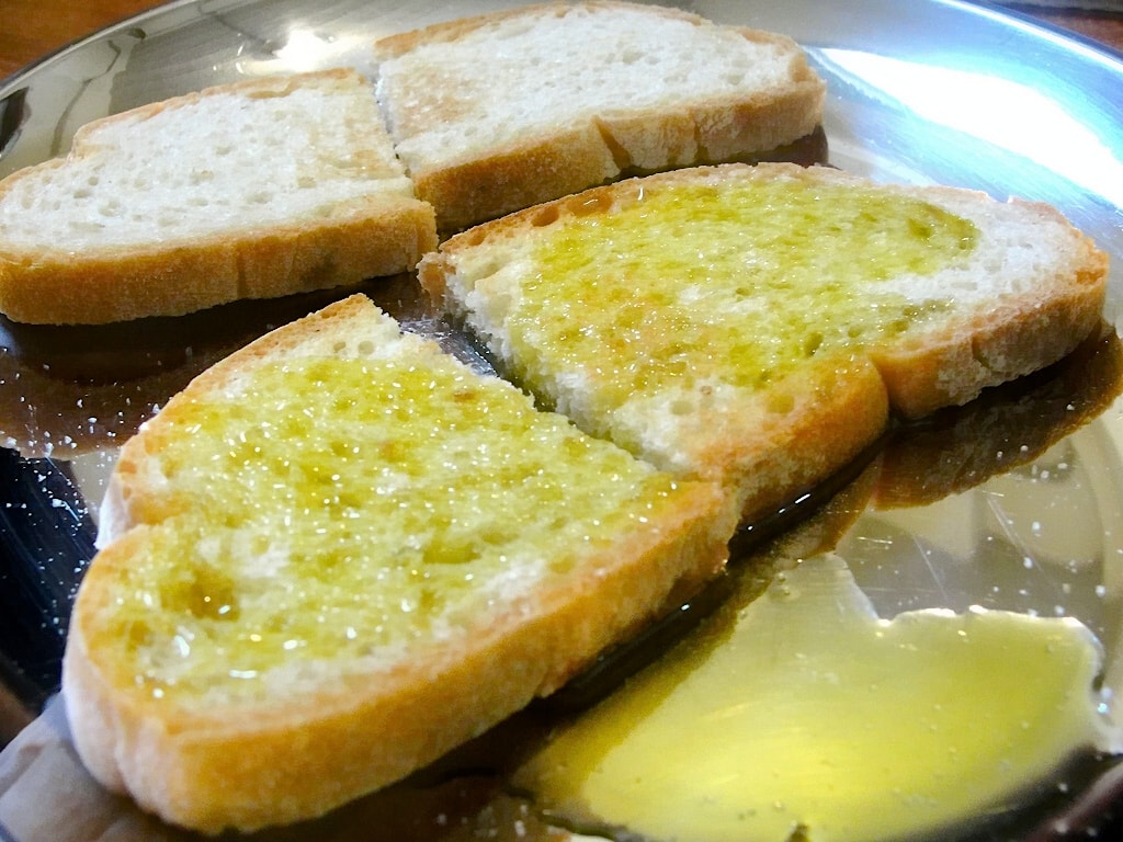 Bread with olive oil, garlic and salt