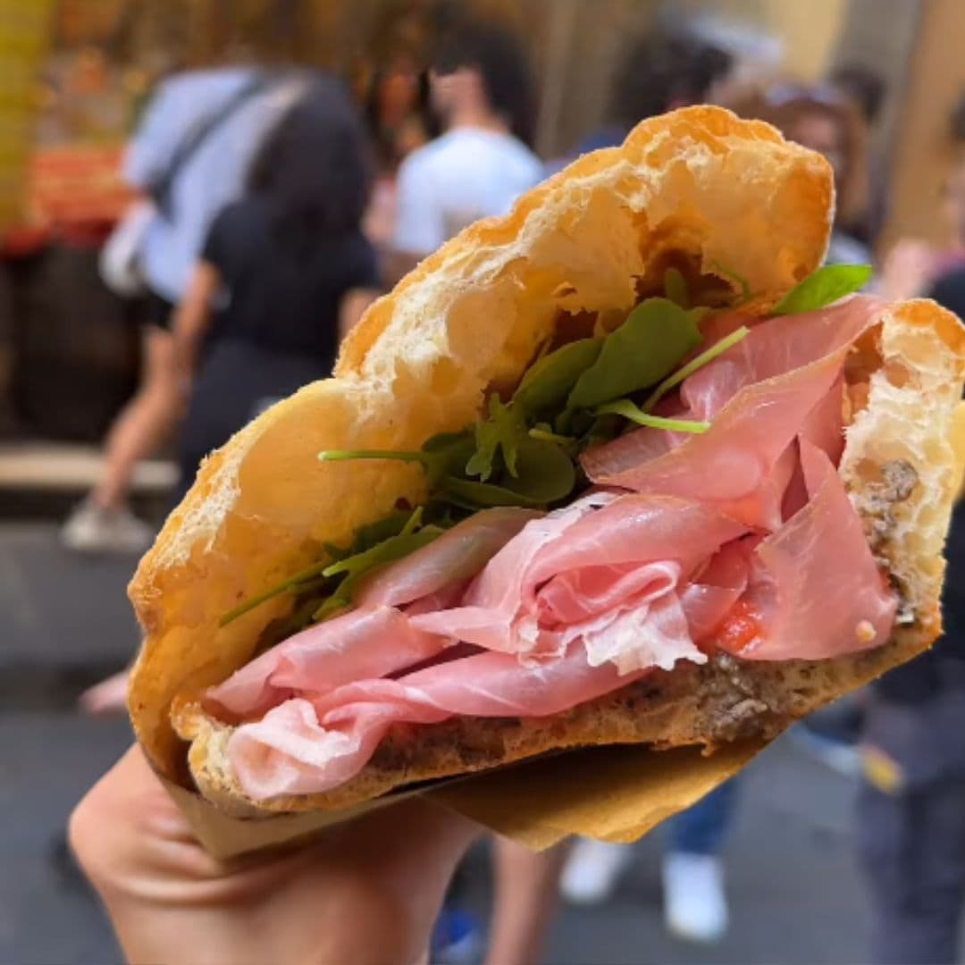 La Schiacciata Rossa: prosciutto, Brie, crema al tartufo, rucola